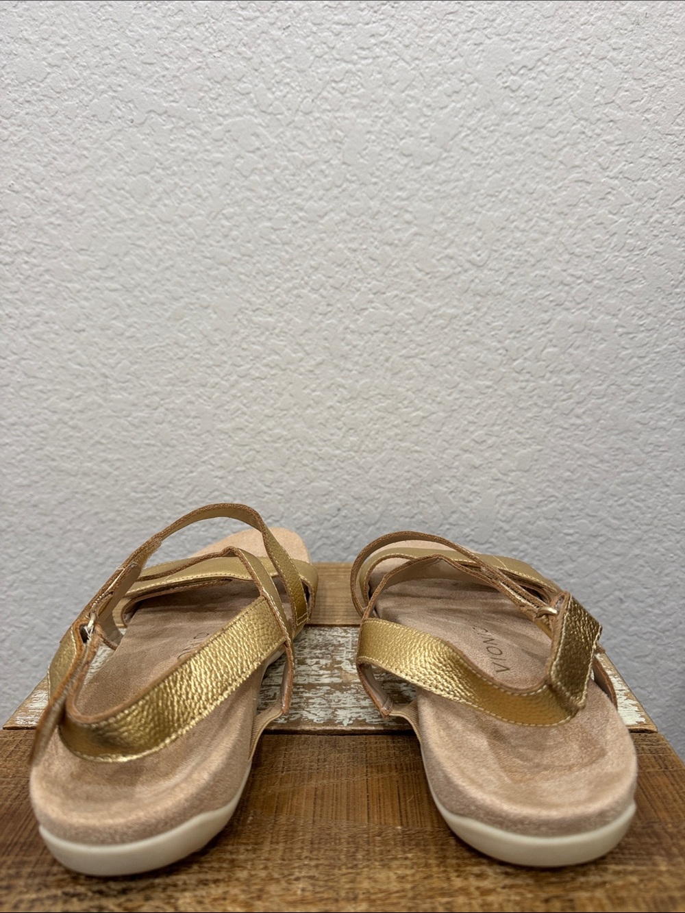 Vionic Raya Gold Metallic Sandals Size 8.5 - Picture 5 of 7